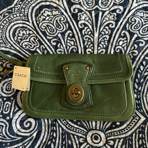 Vintage coach army green color wristlet. - Picture 12 of 13